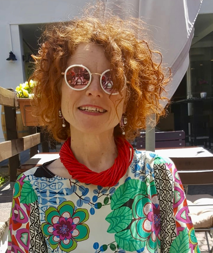 Rothaariger Lockenkopf mit Sonnenbrille